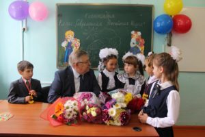 Александр Дегтярев побывал на праздничной линейке в родной школе